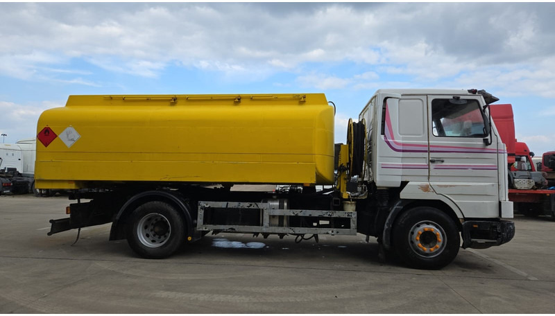 Scania 113-360 (13500L / POMPE MANUELLE / MANUAL PUMP / TOP CONDITION / WITH PUMP + COUNTER !!) - Tanker truck: picture 4 Scania 113-360 (13500L / POMPE MANUELLE / MANUAL PUMP / TOP CONDITION / WITH PUMP + COUNTER !!) - Tanker truck: picture 4