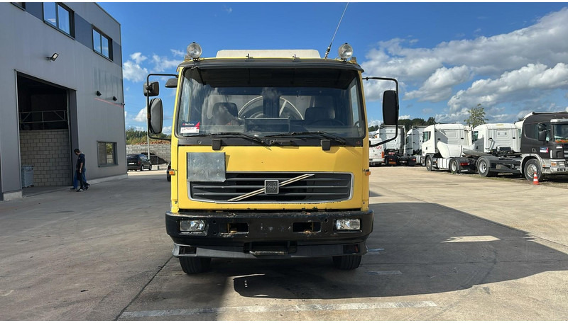 Volvo FL 6-18 (12400 LITERS / 3 COMPARTIMENTS / EURO 2 / STEEL SUSP. / LAMES) - Tanker truck: picture 2 Volvo FL 6-18 (12400 LITERS / 3 COMPARTIMENTS / EURO 2 / STEEL SUSP. / LAMES) - Tanker truck: picture 2