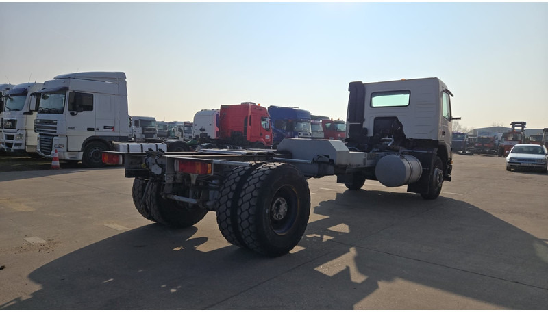 Volvo FM 7 - 290 (60.000 KM ORIGINAL !!! / POMPE MANUELLE / LAMES / GRAND PONT / EX AEROPORT) - Cab chassis truck: picture 3 Volvo FM 7 - 290 (60.000 KM ORIGINAL !!! / POMPE MANUELLE / LAMES / GRAND PONT / EX AEROPORT) - Cab chassis truck: picture 3