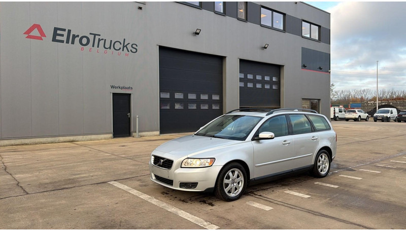 Volvo V50 (BELGIAN CAR / AIRCO / AUTOMATIC GEARBOX / EURO 5) - Car: picture 2 Volvo V50 (BELGIAN CAR / AIRCO / AUTOMATIC GEARBOX / EURO 5) - Car: picture 2