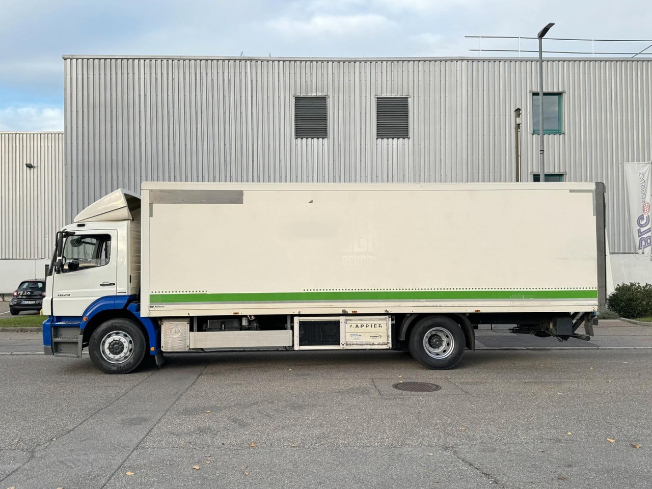 Mercedes-Benz Axor 1824L Bi-Temp. Kühlkoffer 8,67m LBW Supra - Refrigerator truck: picture 4 Mercedes-Benz Axor 1824L Bi-Temp. Kühlkoffer 8,67m LBW Supra - Refrigerator truck: picture 4