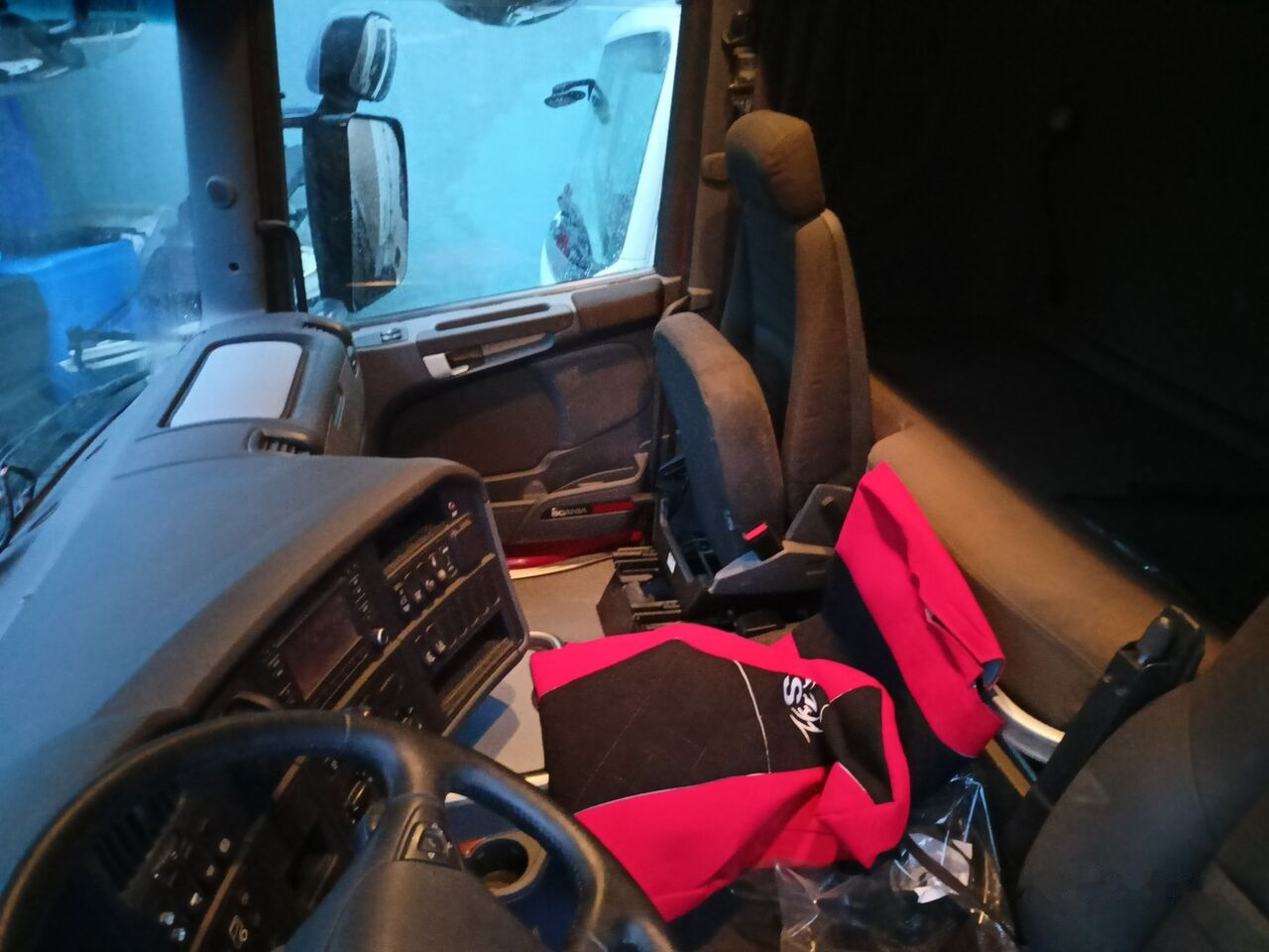Curtain side truck Scania R450 Transport okien: picture 17