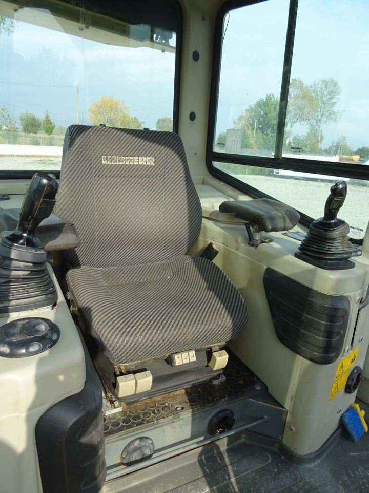 Bulldozer LIBHERR PR 734 XL: picture 13