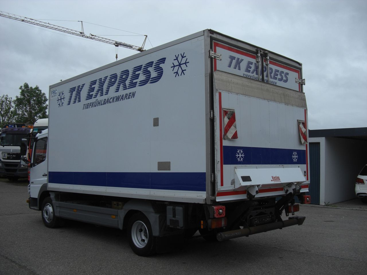 Mercedes-Benz 816 / Tiefkühler / LBW Mercedes-Benz 816 / Tiefkühler / LBW - Refrigerated delivery van: picture 4 Mercedes-Benz 816 / Tiefkühler / LBW Mercedes-Benz 816 / Tiefkühler / LBW - Refrigerated delivery van: picture 4