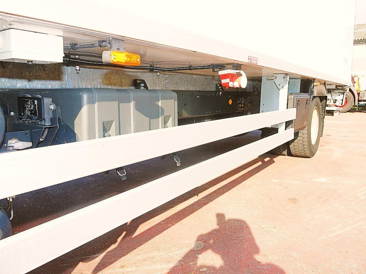 Refrigerator truck Iveco 140E18 FLEISH KUHLKOFFER CARRIER SUPRA 550 LBW: picture 18