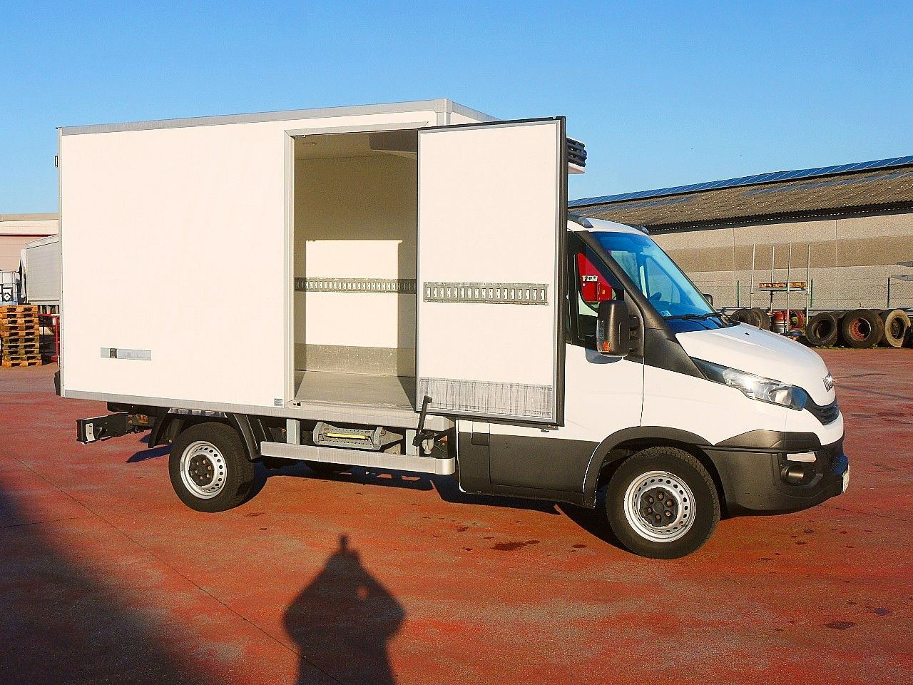 Iveco 35S14 DAILY KUHLKOFFER CARRIER XARIOS 350 -29C - Refrigerated delivery van: picture 3 Iveco 35S14 DAILY KUHLKOFFER CARRIER XARIOS 350 -29C - Refrigerated delivery van: picture 3