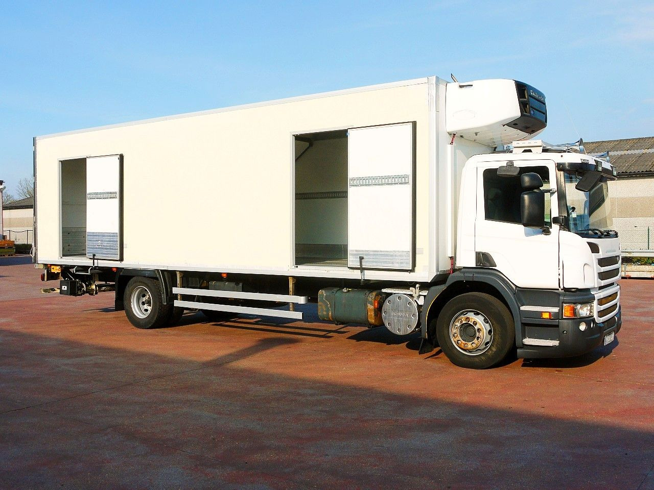 Scania P 230 KUHLKOFFER CARRIER SUPRA 950 MT A/C Scania P 230 KUHLKOFFER CARRIER SUPRA 950 MT A/C - Refrigerator truck: picture 3 Scania P 230 KUHLKOFFER CARRIER SUPRA 950 MT A/C Scania P 230 KUHLKOFFER CARRIER SUPRA 950 MT A/C - Refrigerator truck: picture 3