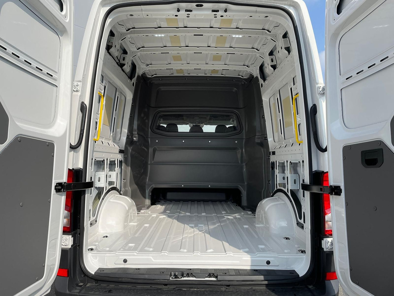 New Combi van MAN TGE 3.180 L3H3 MIXTO 4x4 LED TEMPOMAT SITZHZ NAV: picture 13