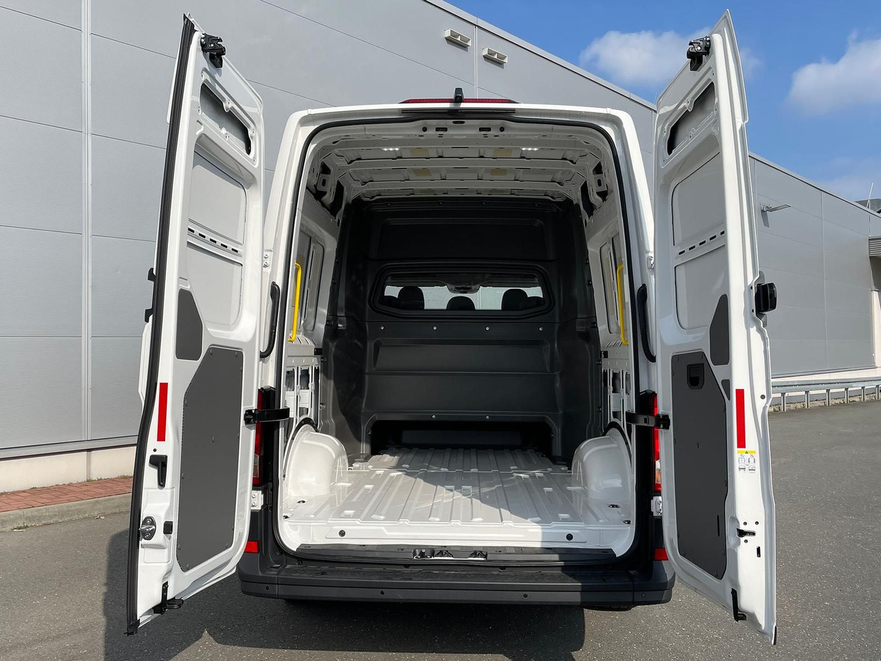 New Combi van MAN TGE 3.180 L3H3 MIXTO 4x4 LED TEMPOMAT SITZHZ NAV: picture 12