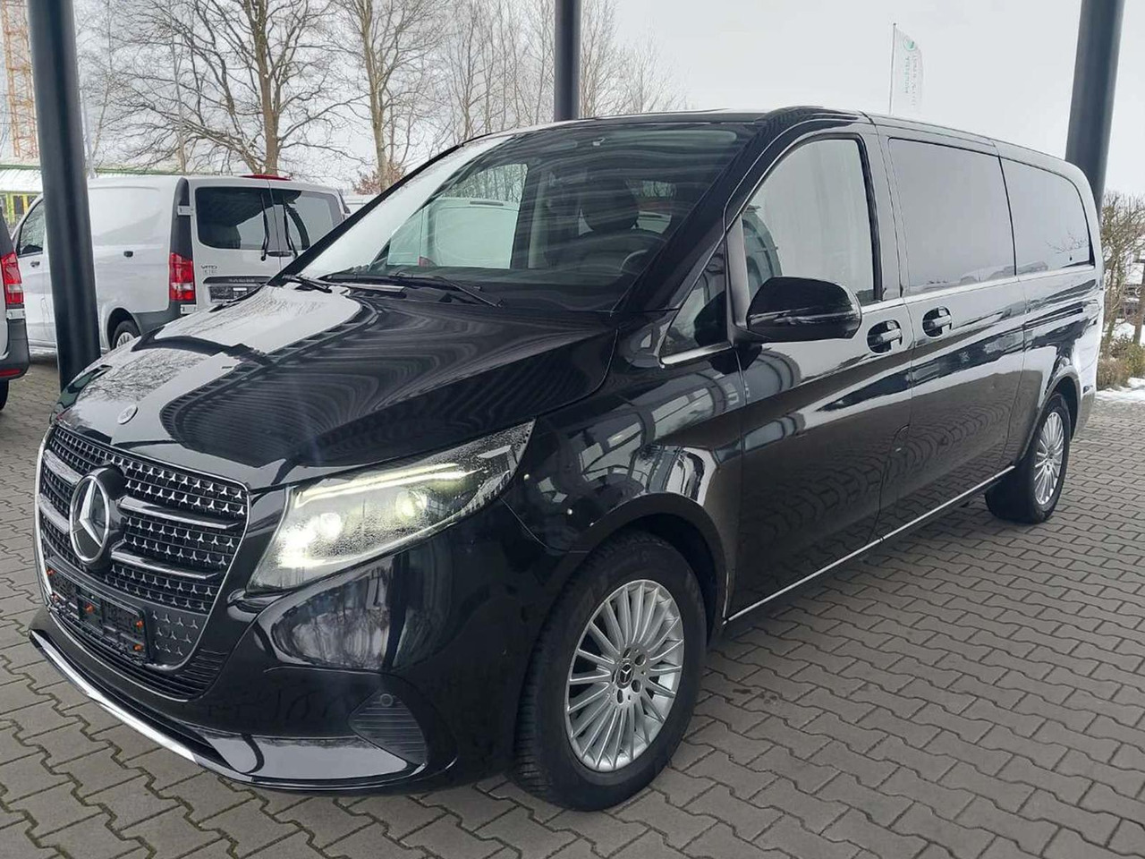 Mercedes-Benz V 300 d 4MATIC AVANTGARDE extralang 360° Kamera - Passenger van: picture 1 Mercedes-Benz V 300 d 4MATIC AVANTGARDE extralang 360° Kamera - Passenger van: picture 1