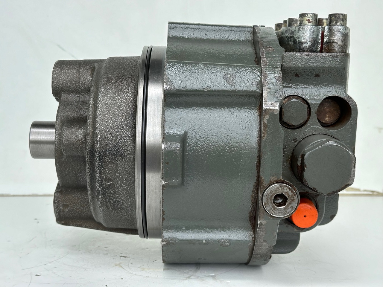 Liebherr Hydraulikeinbaumotor CMVE O 108. ID-Nr.10118562 - ID-Nr.10132610 - ID-Nr.10129048. LOS1916, LOS916, LOS926, R906, R916, R918, R920, R922, R924, R926COMP, R926, R936. #28313# - Hydraulic motor for Construction machinery: picture 4 Liebherr Hydraulikeinbaumotor CMVE O 108. ID-Nr.10118562 - ID-Nr.10132610 - ID-Nr.10129048. LOS1916, LOS916, LOS926, R906, R916, R918, R920, R922, R924, R926COMP, R926, R936. #28313# - Hydraulic motor for Construction machinery: picture 4