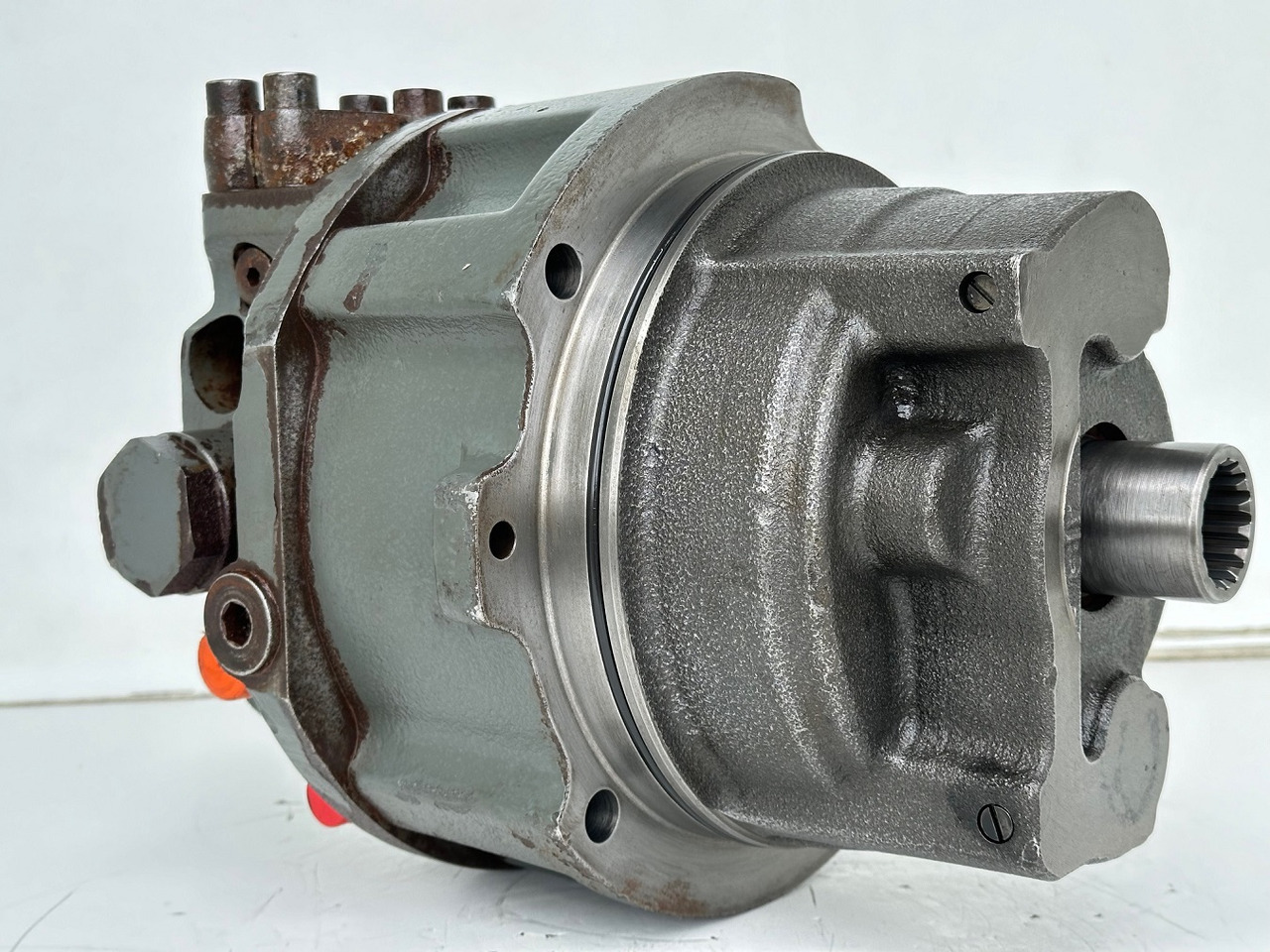 Liebherr Hydraulikeinbaumotor CMVE O 108. ID-Nr.10118562 - ID-Nr.10132610 - ID-Nr.10129048. LOS1916, LOS916, LOS926, R906, R916, R918, R920, R922, R924, R926COMP, R926, R936. #28314# - Hydraulic motor for Construction machinery: picture 1 Liebherr Hydraulikeinbaumotor CMVE O 108. ID-Nr.10118562 - ID-Nr.10132610 - ID-Nr.10129048. LOS1916, LOS916, LOS926, R906, R916, R918, R920, R922, R924, R926COMP, R926, R936. #28314# - Hydraulic motor for Construction machinery: picture 1