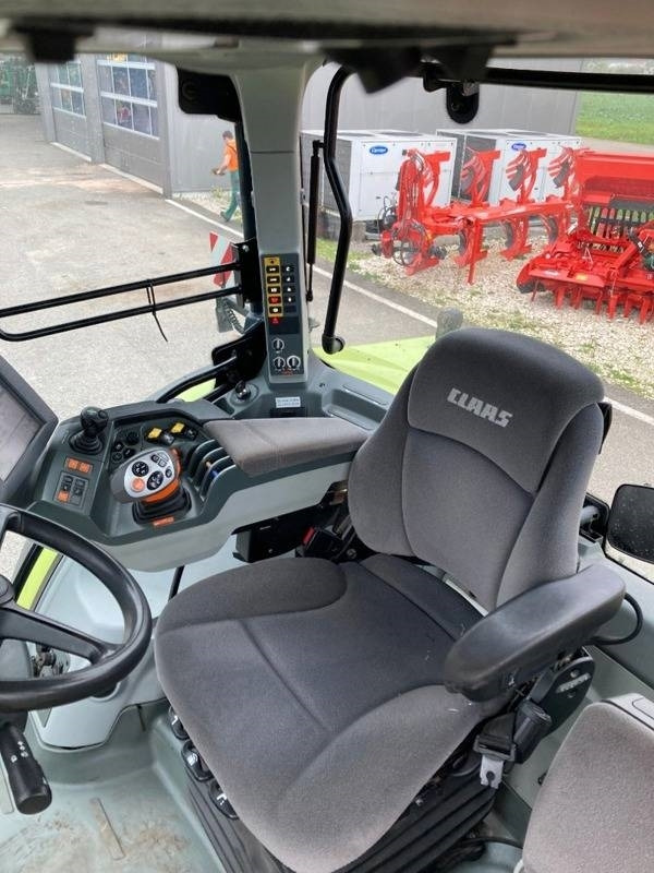 Farm tractor Claas Arion 630: picture 8