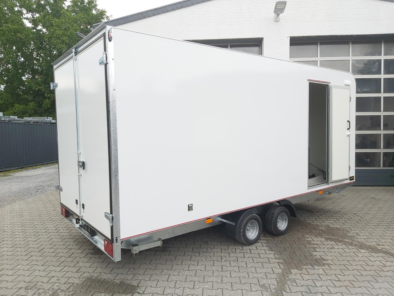 Hochlader Koffer TFSP 500T.00 500x220x210cm aero Zurrsytem Seitentür 10" (XXL) 100km/H 3000kg - Closed box trailer: picture 3 Hochlader Koffer TFSP 500T.00 500x220x210cm aero Zurrsytem Seitentür 10" (XXL) 100km/H 3000kg - Closed box trailer: picture 3