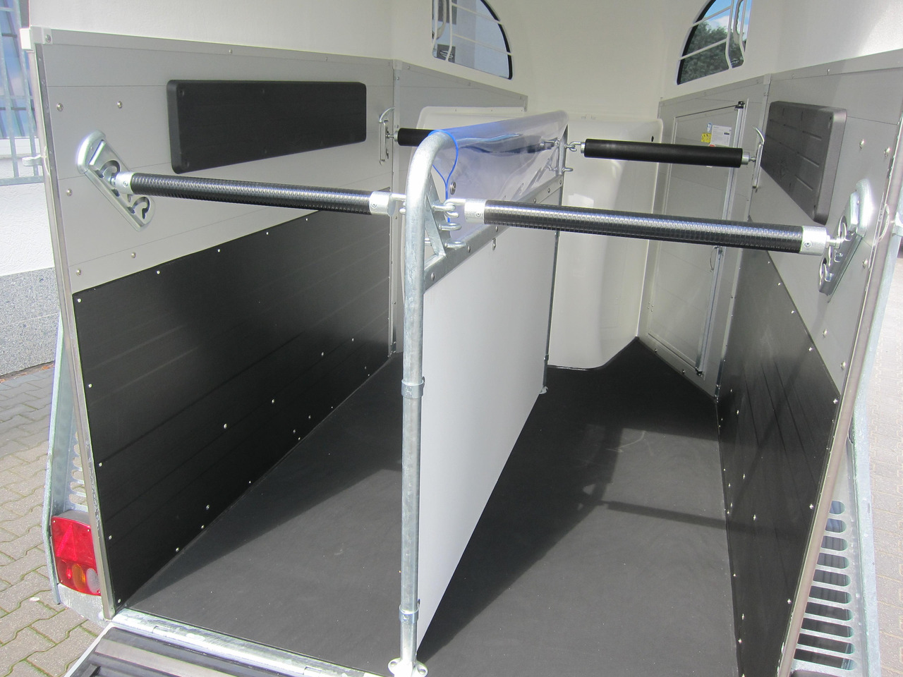 Pferdeanhänger Böckmann Champion R 165 Western Sattelkammer blackline 2400kg CFF 100 km/H Modell 22 - Horse trailer: picture 5 Pferdeanhänger Böckmann Champion R 165 Western Sattelkammer blackline 2400kg CFF 100 km/H Modell 22 - Horse trailer: picture 5