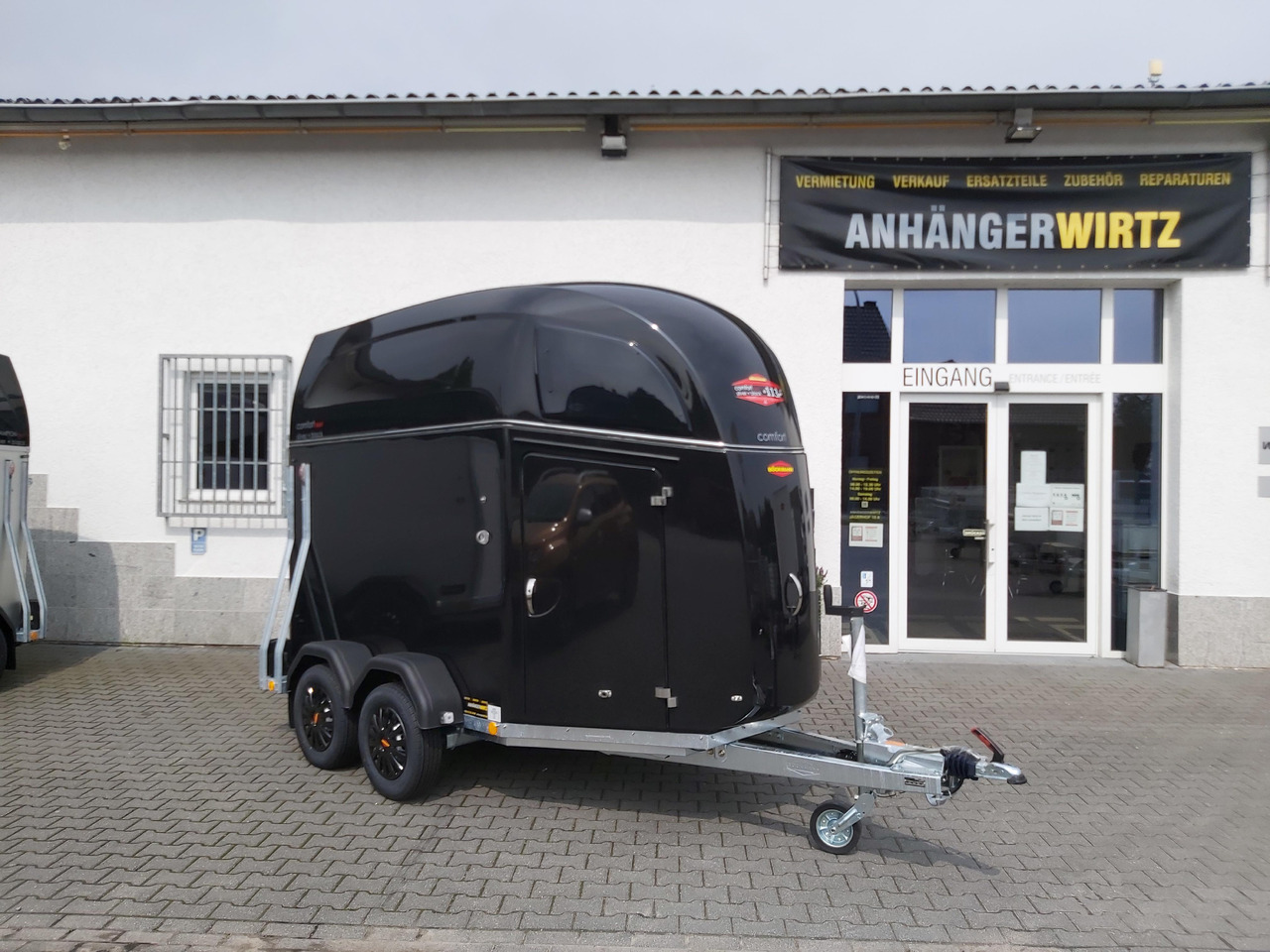 Pferdeanhänger Böckmann Comfort Esprit black Set Sattelkammer Trittschutz 100km/H 2400kg Modell 2024 - Horse trailer: picture 4 Pferdeanhänger Böckmann Comfort Esprit black Set Sattelkammer Trittschutz 100km/H 2400kg Modell 2024 - Horse trailer: picture 4