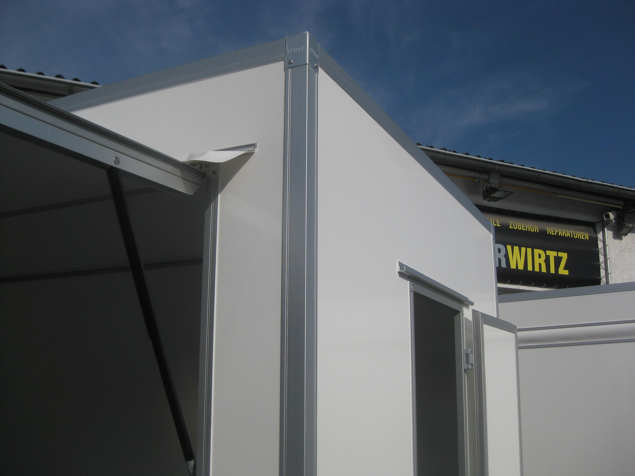 Verkaufsanhänger VKE 1337/206 370cm 2 Verkaufsklappen Tür vorn Multi Leerwagen (L) 1300 kg - Vending trailer: picture 1 Verkaufsanhänger VKE 1337/206 370cm 2 Verkaufsklappen Tür vorn Multi Leerwagen (L) 1300 kg - Vending trailer: picture 1