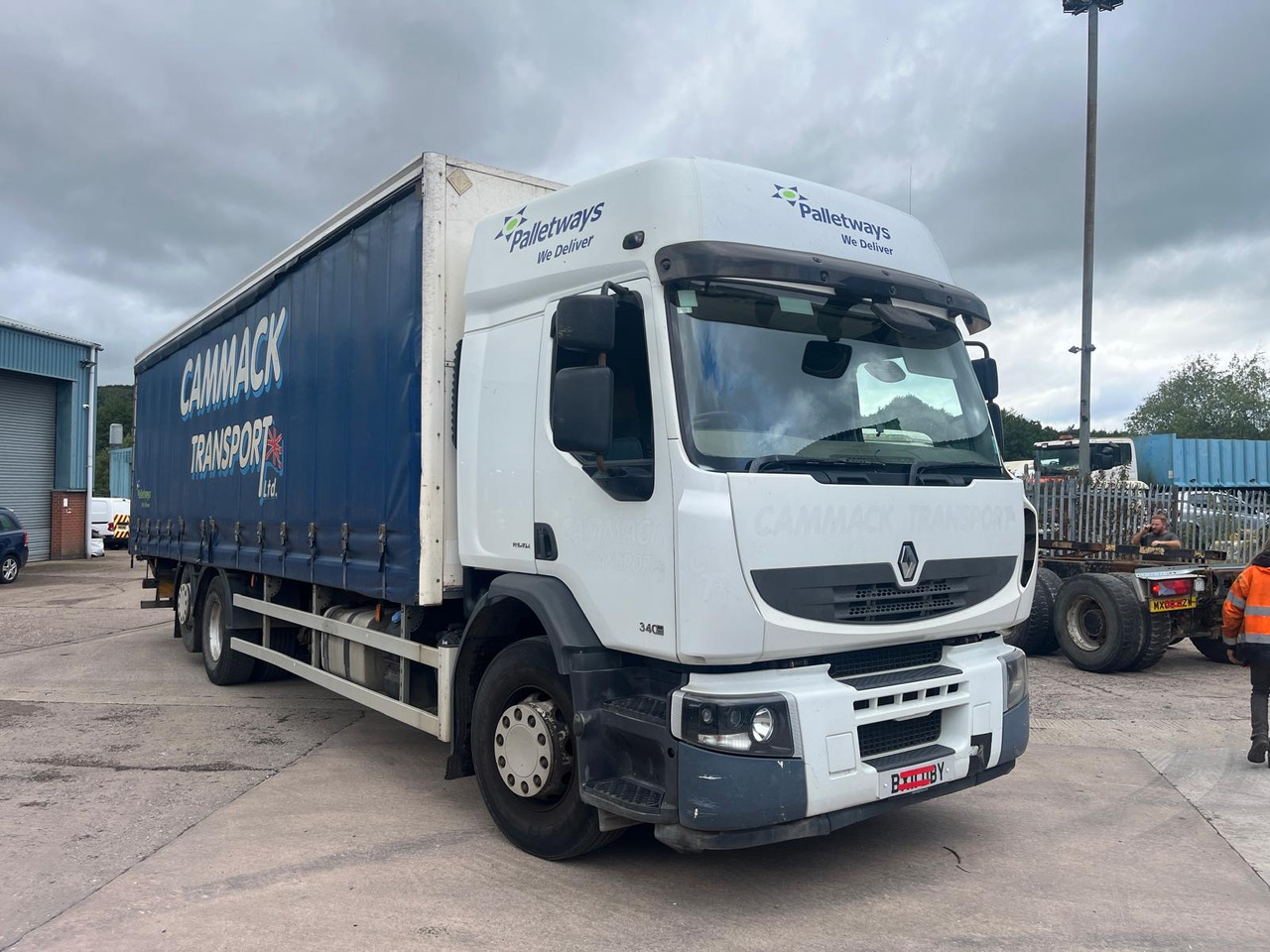 Renault Premium - Curtain side truck: picture 2 Renault Premium - Curtain side truck: picture 2
