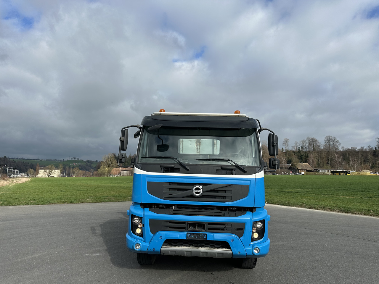 VOLVO FMX 420 440 460 480 8x4 Kettengäret sörling mulde - Hook lift truck: picture 4 VOLVO FMX 420 440 460 480 8x4 Kettengäret sörling mulde - Hook lift truck: picture 4
