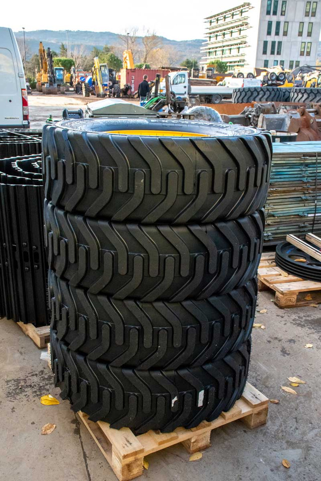 Bandenmarkt 315/70R22.5 - Wheel and tire package for Excavator: picture 2 Bandenmarkt 315/70R22.5 - Wheel and tire package for Excavator: picture 2