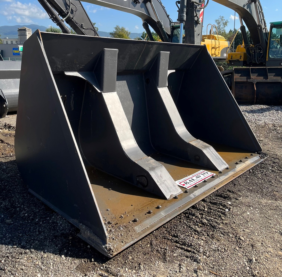 Loader bucket 3200 mm - Loader bucket: picture 3 Loader bucket 3200 mm - Loader bucket: picture 3
