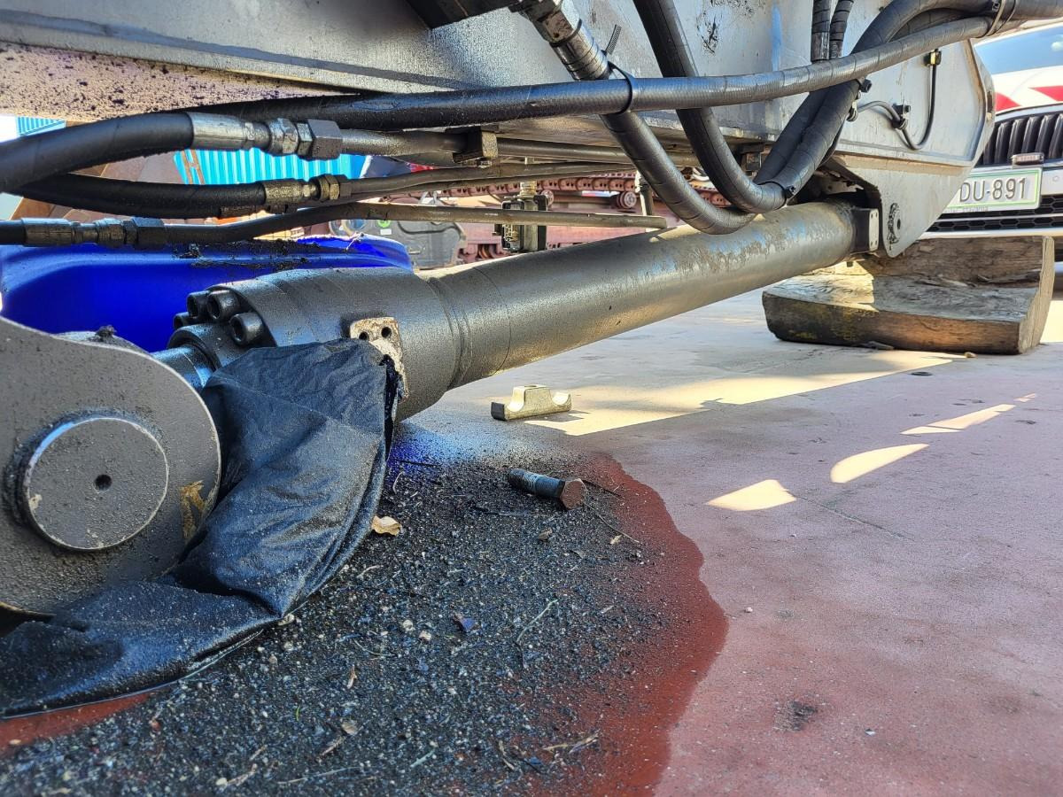 Volvo bucket cylinder 14610685 - Hydraulic cylinder for Excavator: picture 1 Volvo bucket cylinder 14610685 - Hydraulic cylinder for Excavator: picture 1