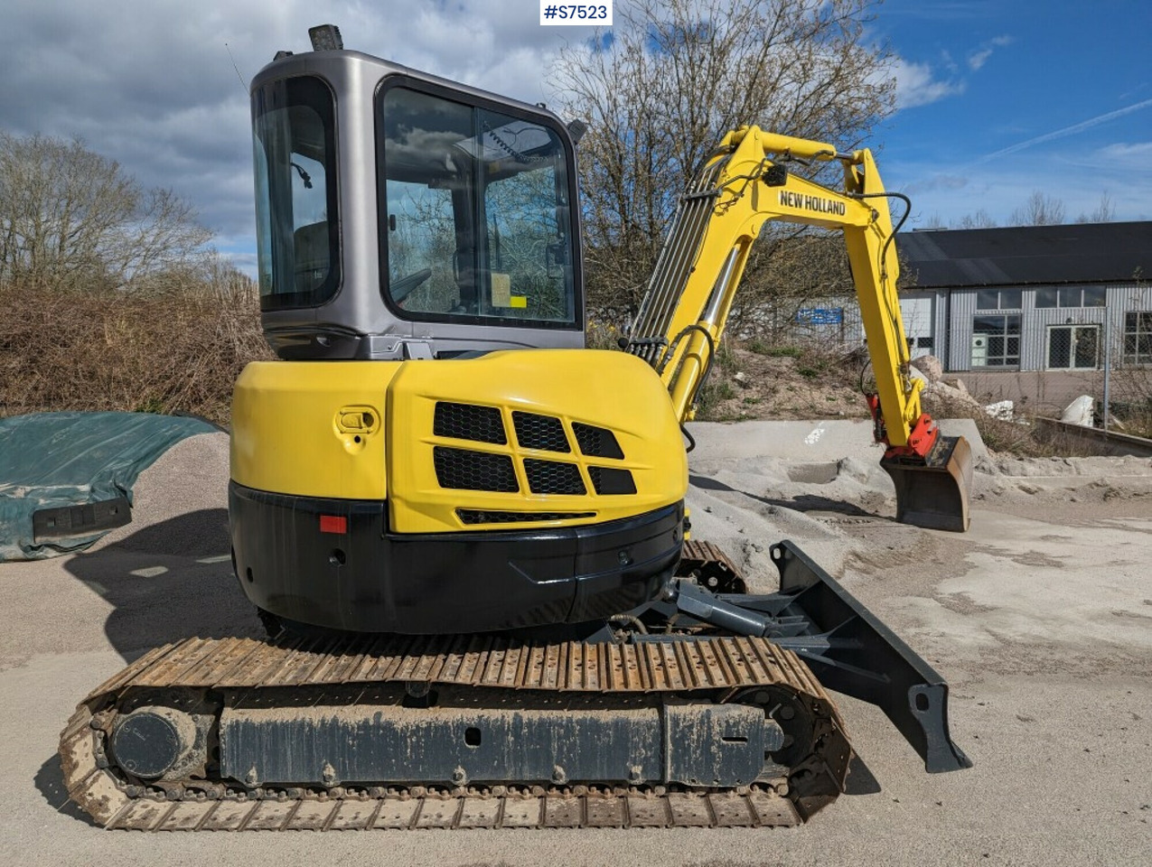 Excavator New Holland E502C with tilt bracket and bucket SEE VIDEO - Mini excavator: picture 1 Excavator New Holland E502C with tilt bracket and bucket SEE VIDEO - Mini excavator: picture 1