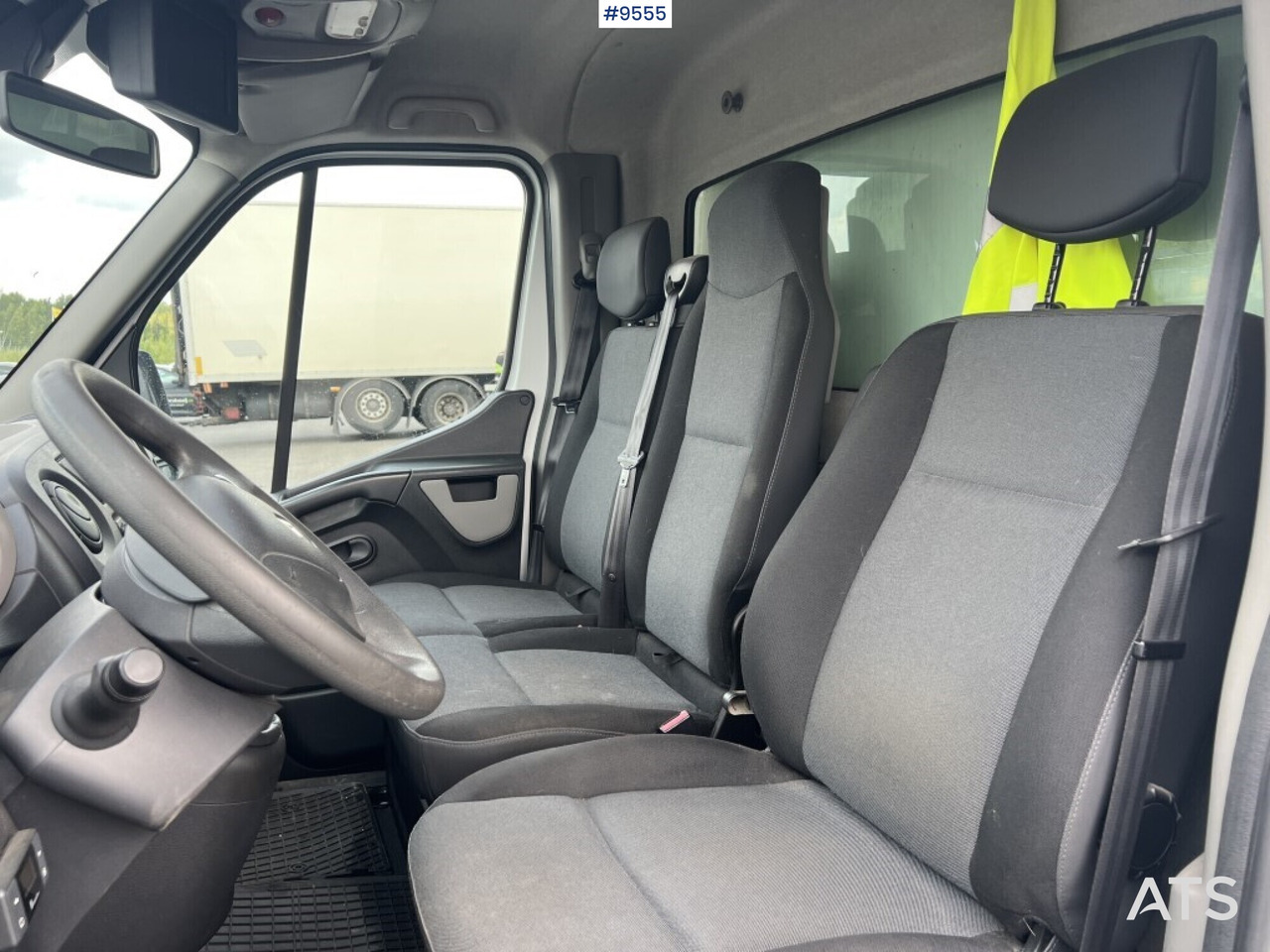 Closed box van Renault Master with tail lift: picture 14