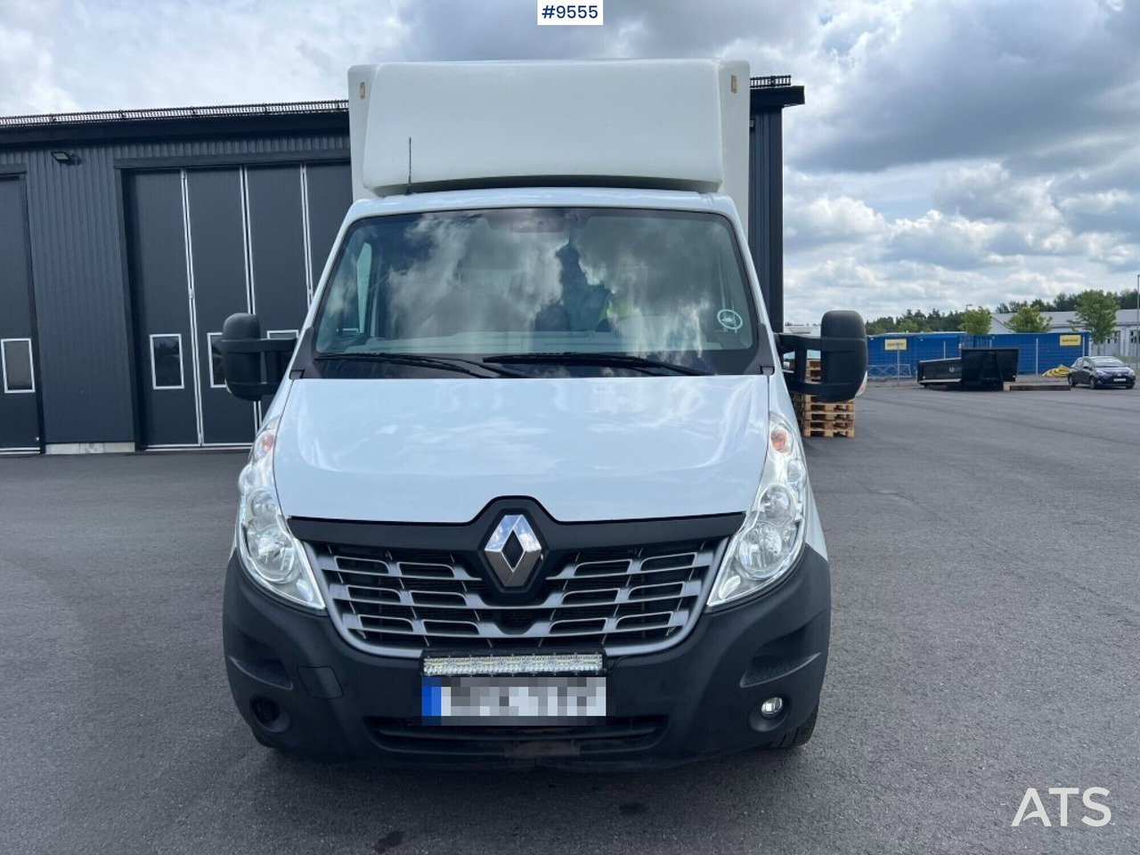 Closed box van Renault Master with tail lift: picture 8