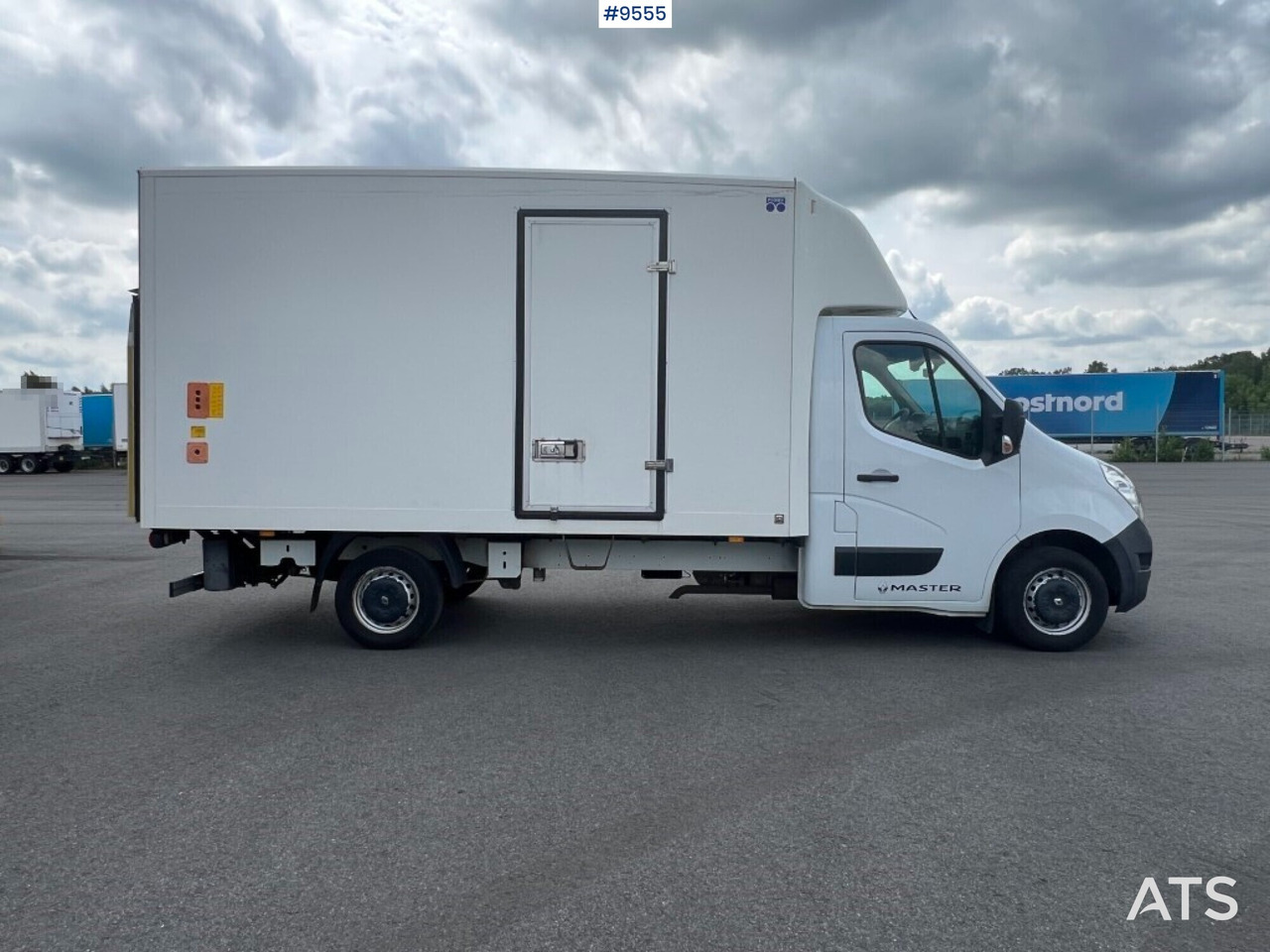 Closed box van Renault Master with tail lift: picture 9