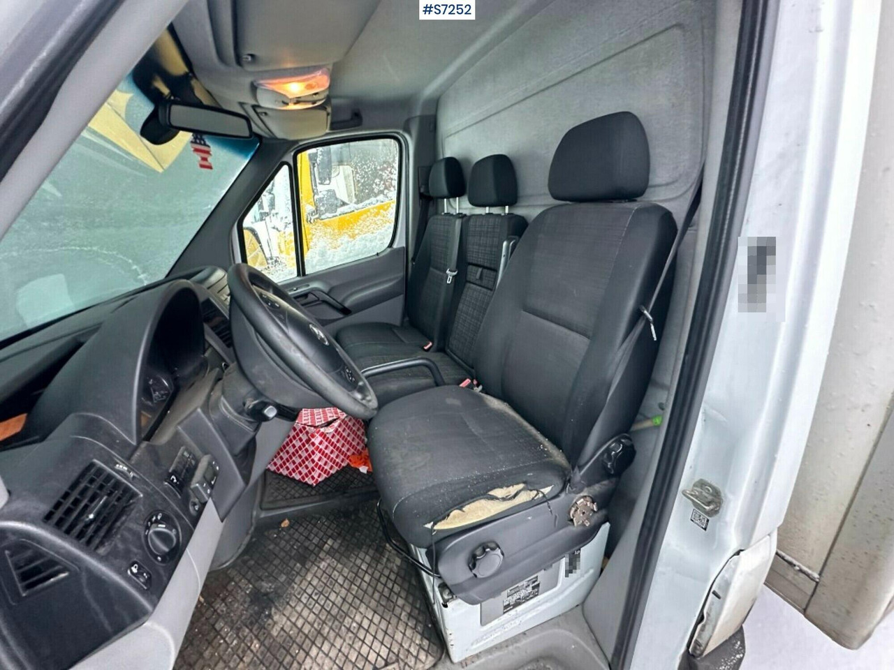 Sprinter box truck Mercedes Benz with Tailgate lift - Closed box van: picture 5 Sprinter box truck Mercedes Benz with Tailgate lift - Closed box van: picture 5