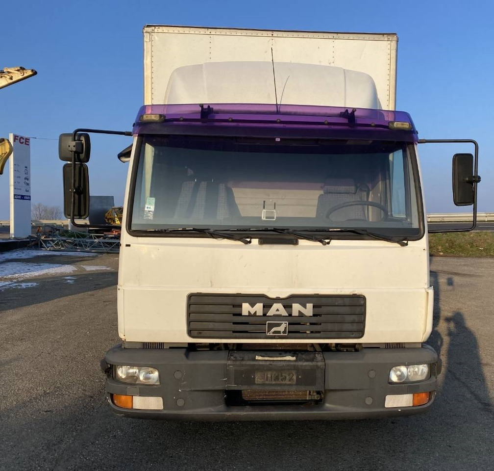 MAN LE 220C a Réparer - Box truck: picture 2 MAN LE 220C a Réparer - Box truck: picture 2