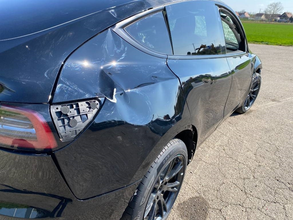 Sedan Tesla Model Y RWD/Origine Française endommagée: picture 21