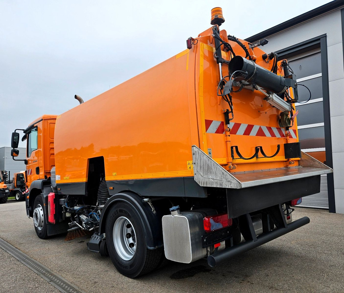 MAN TGM 18.250 Euro6 BROCK SL200 L+R Aufbaumotor - Road sweeper: picture 3 MAN TGM 18.250 Euro6 BROCK SL200 L+R Aufbaumotor - Road sweeper: picture 3