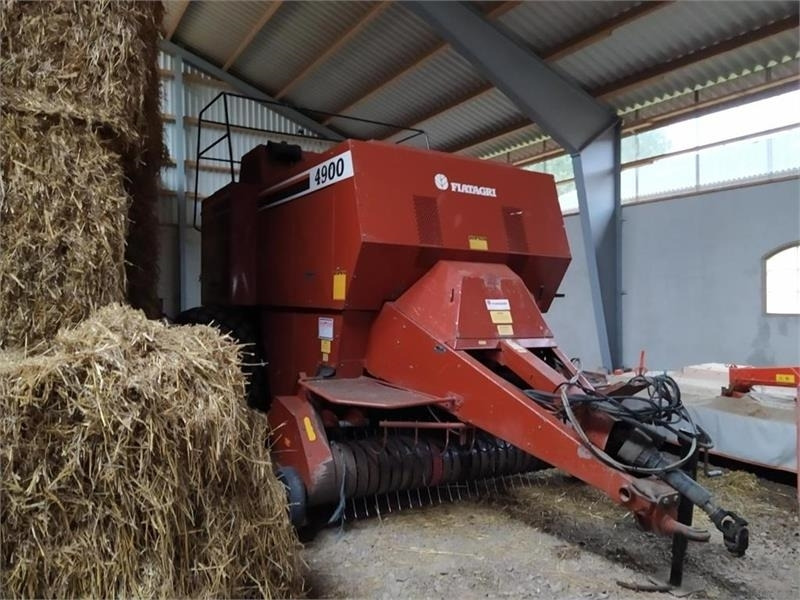 Hesston 4900 - Square baler: picture 2 Hesston 4900 - Square baler: picture 2