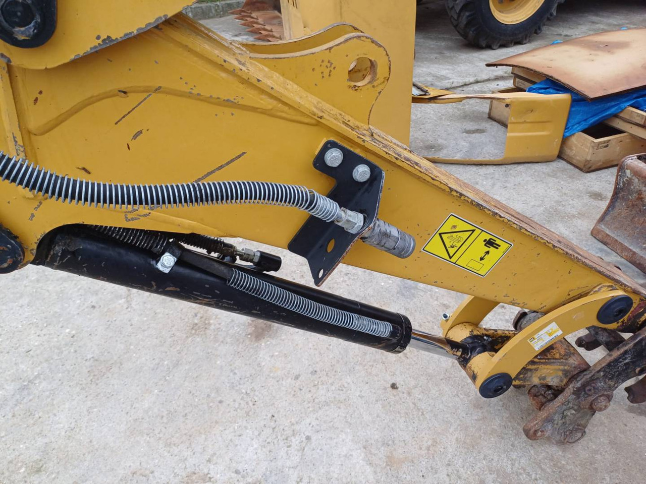 Crawler excavator CAT 303ECR: picture 10