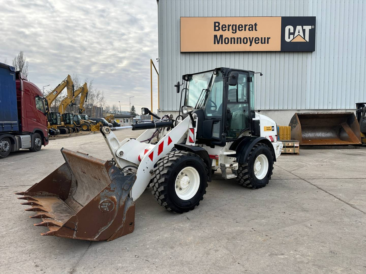CAT 908M - Wheel loader: picture 1 CAT 908M - Wheel loader: picture 1