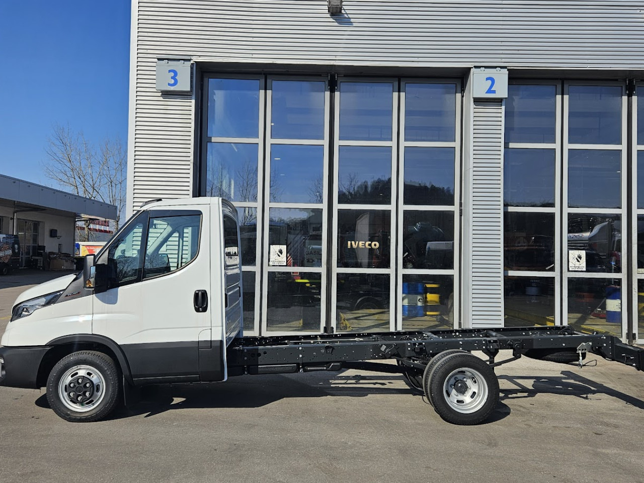IVECO Daily 35C16H3.0 - Cab chassis truck: picture 2 IVECO Daily 35C16H3.0 - Cab chassis truck: picture 2