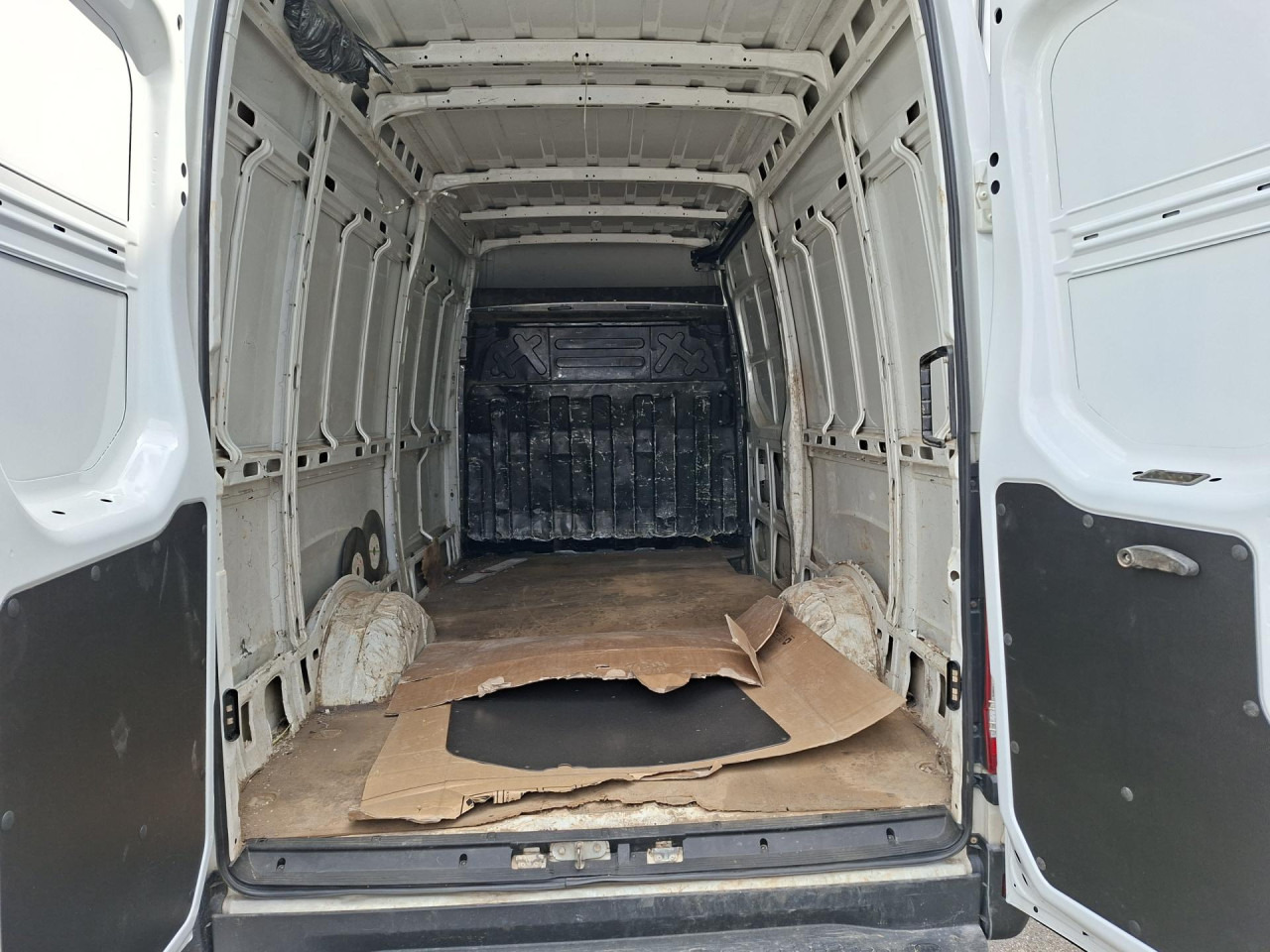 IVECO Daily 35S13V - Passenger van: picture 5 IVECO Daily 35S13V - Passenger van: picture 5