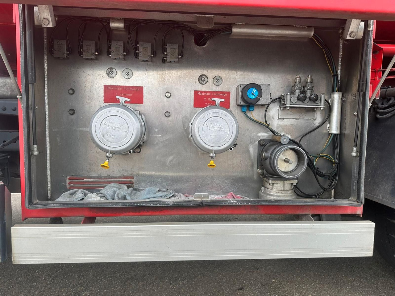 Mercedes-Benz Axor 1833, ADR, E4, 2 Kammern 1. 5000L 2. 7000L - Tanker truck: picture 5 Mercedes-Benz Axor 1833, ADR, E4, 2 Kammern 1. 5000L 2. 7000L - Tanker truck: picture 5