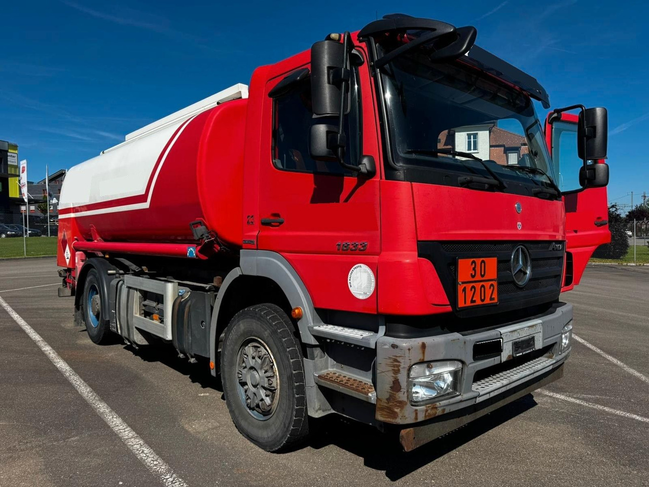 Mercedes-Benz Axor 1833, ADR, E4, 2 Kammern 1. 5000L 2. 7000L - Tanker truck: picture 1 Mercedes-Benz Axor 1833, ADR, E4, 2 Kammern 1. 5000L 2. 7000L - Tanker truck: picture 1