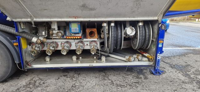 Schwarzmüller Schwingenschlögel,ADR,Diesel/Benzin, 5 Kammern Schwarzmüller Schwingenschlögel,ADR,Diesel/Benzin, 5 Kammern - Tanker semi-trailer: picture 5 Schwarzmüller Schwingenschlögel,ADR,Diesel/Benzin, 5 Kammern Schwarzmüller Schwingenschlögel,ADR,Diesel/Benzin, 5 Kammern - Tanker semi-trailer: picture 5