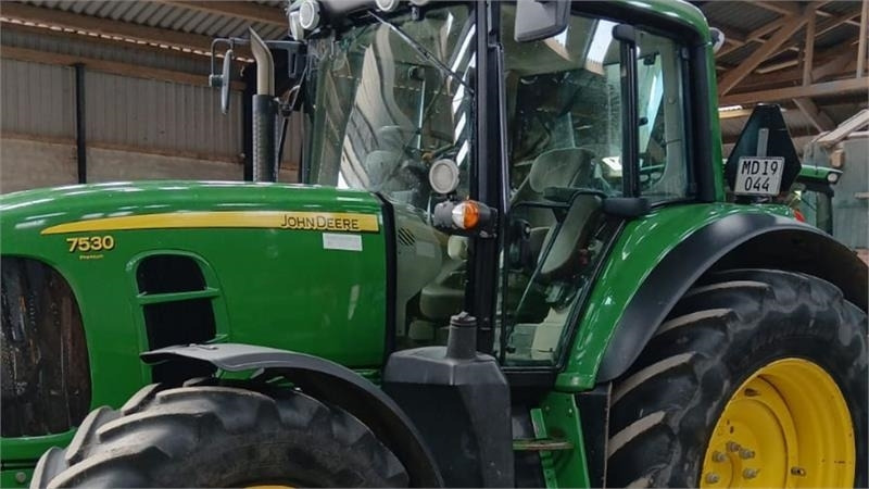 John Deere 7530 - Farm tractor: picture 1 John Deere 7530 - Farm tractor: picture 1