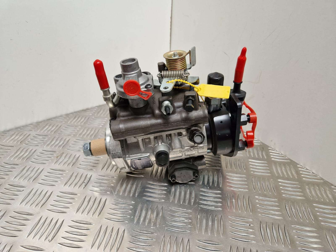 JCB Delphi injection pump 17/925300 - Engine and parts for Construction machinery: picture 1 JCB Delphi injection pump 17/925300 - Engine and parts for Construction machinery: picture 1
