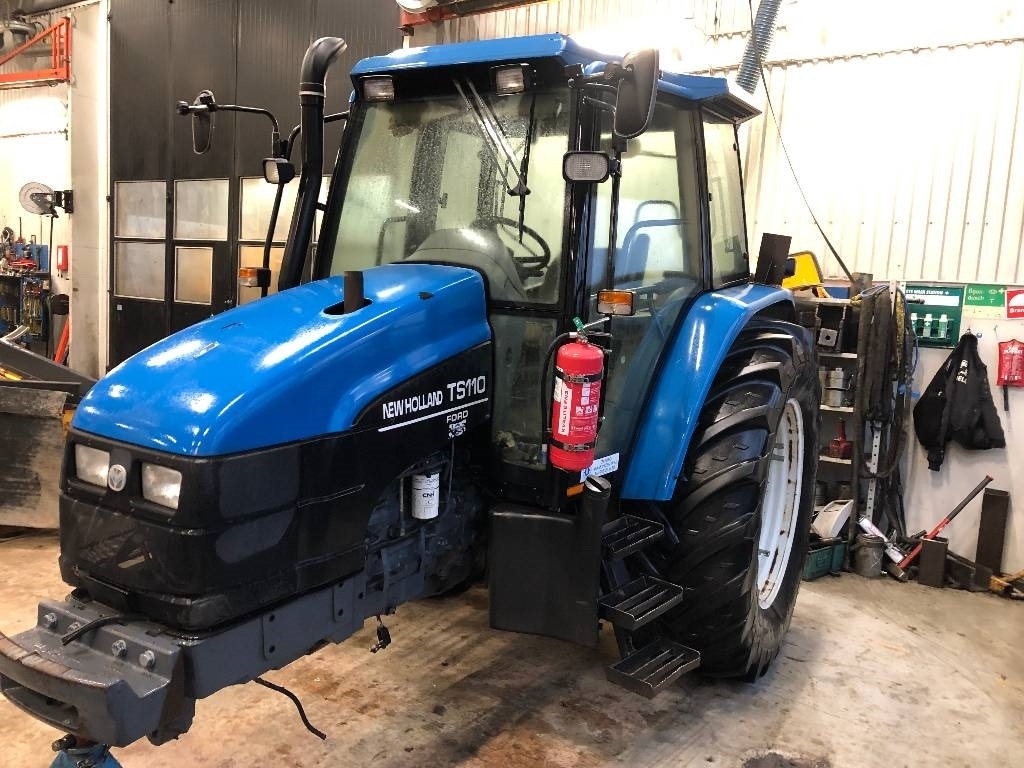 New Holland TS 110 Dismantled: only spare parts - Farm tractor: picture 4 New Holland TS 110 Dismantled: only spare parts - Farm tractor: picture 4
