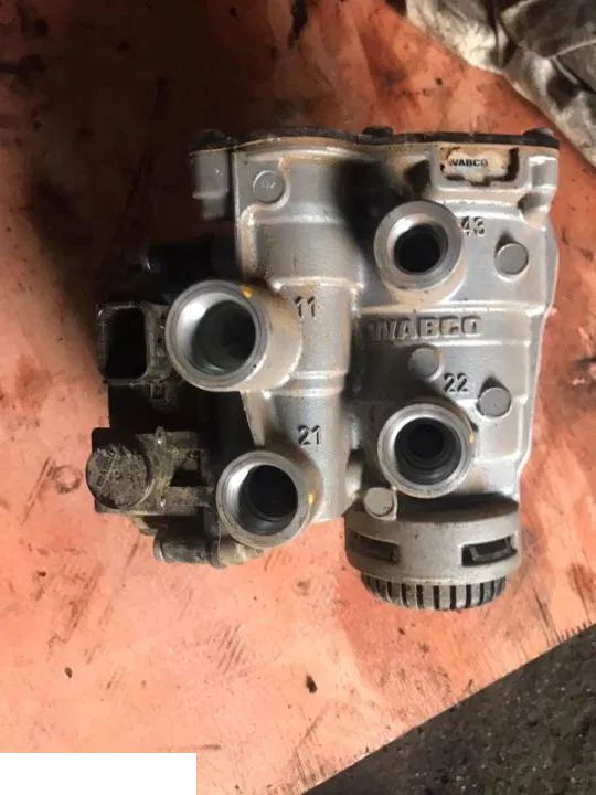 CASE - Zawór Sterujący Przyczepy WABCO - Brake valve for Agricultural machinery: picture 1 CASE - Zawór Sterujący Przyczepy WABCO - Brake valve for Agricultural machinery: picture 1