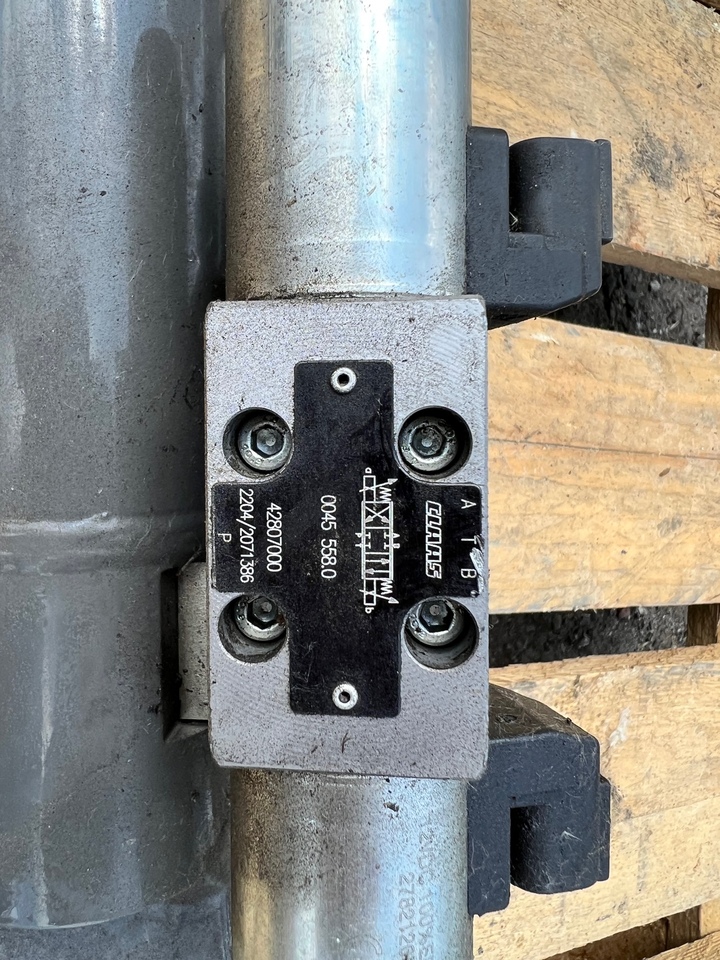 Claas Lexion Siłownik hydrauliczny rury rozładowczej 0000409622 - Hydraulic cylinder for Agricultural machinery: picture 4 Claas Lexion Siłownik hydrauliczny rury rozładowczej 0000409622 - Hydraulic cylinder for Agricultural machinery: picture 4