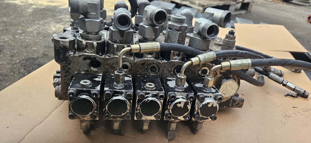 Claas Scorpion Kramer - rozdzielacz hydrauliczny Bucher 1000277214 - Hydraulics for Agricultural machinery: picture 1 Claas Scorpion Kramer - rozdzielacz hydrauliczny Bucher 1000277214 - Hydraulics for Agricultural machinery: picture 1