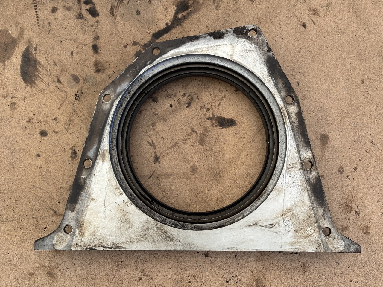 Cummins 8.3 6CT 6CTA 6CTAA Tylna Pokrywa, Obudowa Uszczelniacza Wału Korbowego 3933384 - Engine and parts: picture 3 Cummins 8.3 6CT 6CTA 6CTAA Tylna Pokrywa, Obudowa Uszczelniacza Wału Korbowego 3933384 - Engine and parts: picture 3