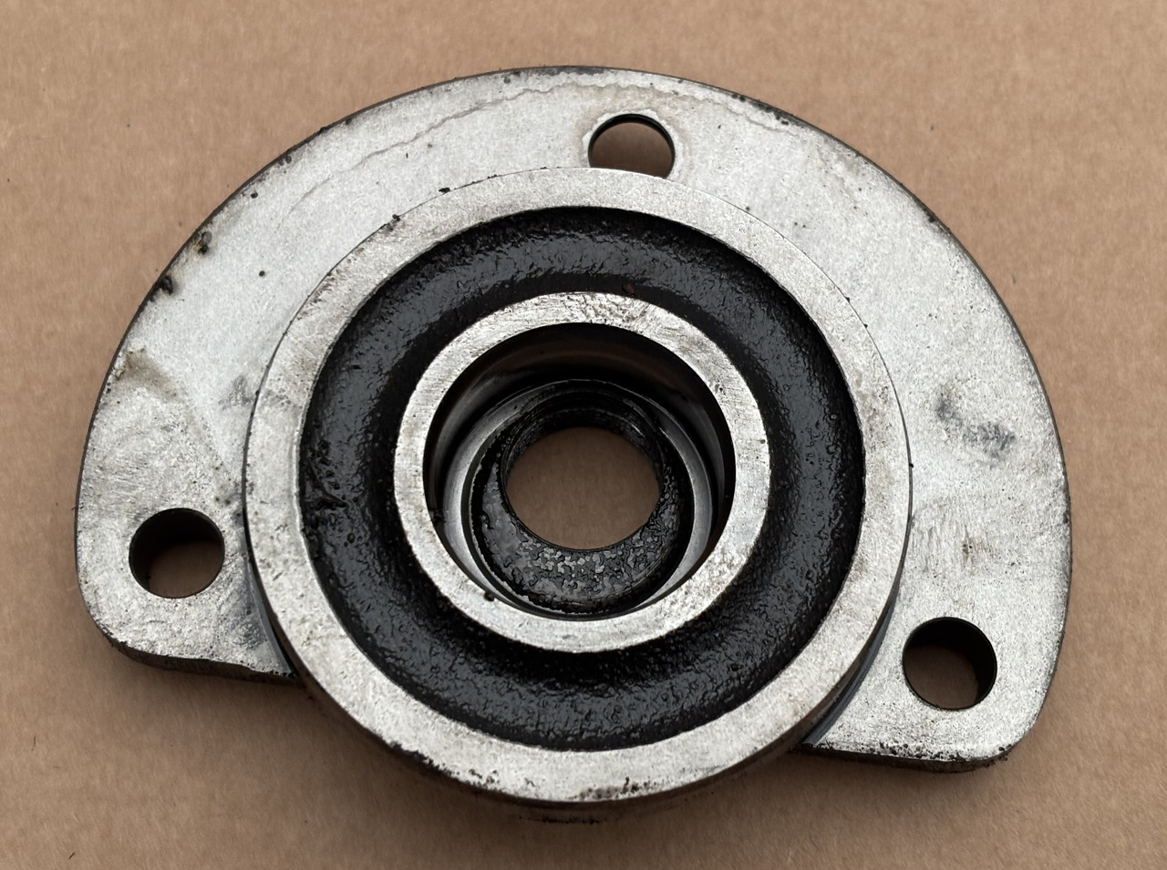 Deutz Fahr Agrotron 230 260 Skrzynia Osłona Wałka Pośredniego Obudowa CZĘŚCI - Gearbox and parts for Agricultural machinery: picture 2 Deutz Fahr Agrotron 230 260 Skrzynia Osłona Wałka Pośredniego Obudowa CZĘŚCI - Gearbox and parts for Agricultural machinery: picture 2